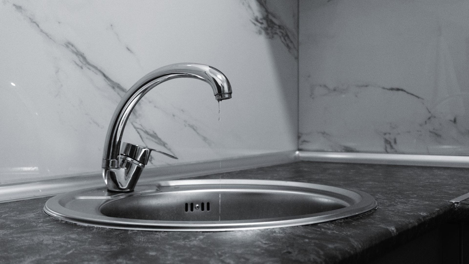 Tropfender Wasserhahn – klares Wasser, präzise Handwerksarbeit