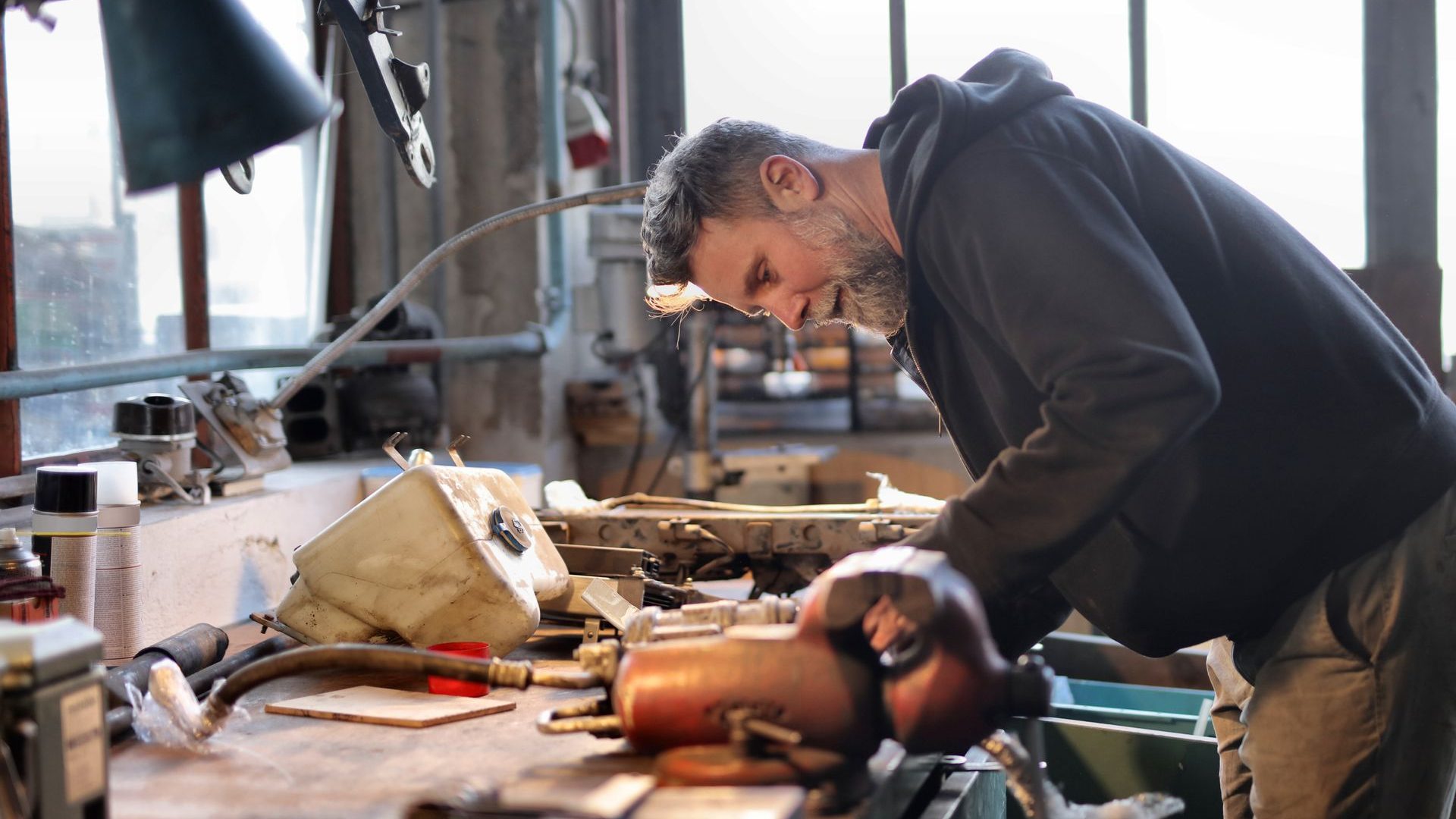 Erfahrener Handwerker bei der Arbeit in der Werkstatt