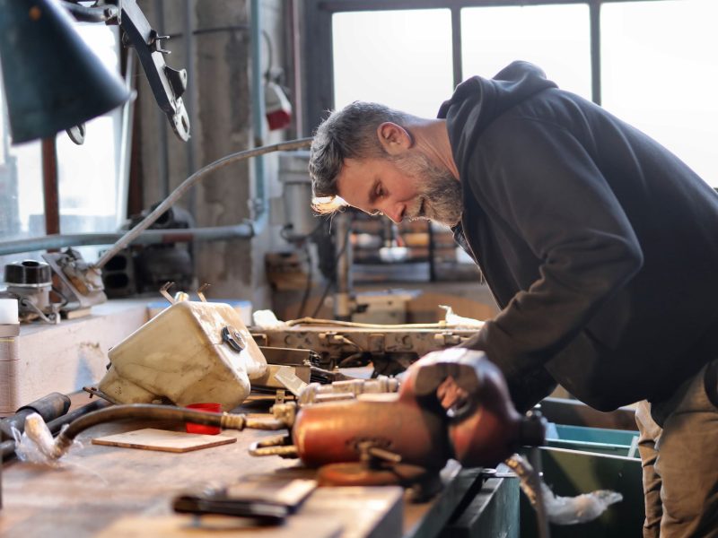 Handwerker bei der Arbeit in der Werkstatt