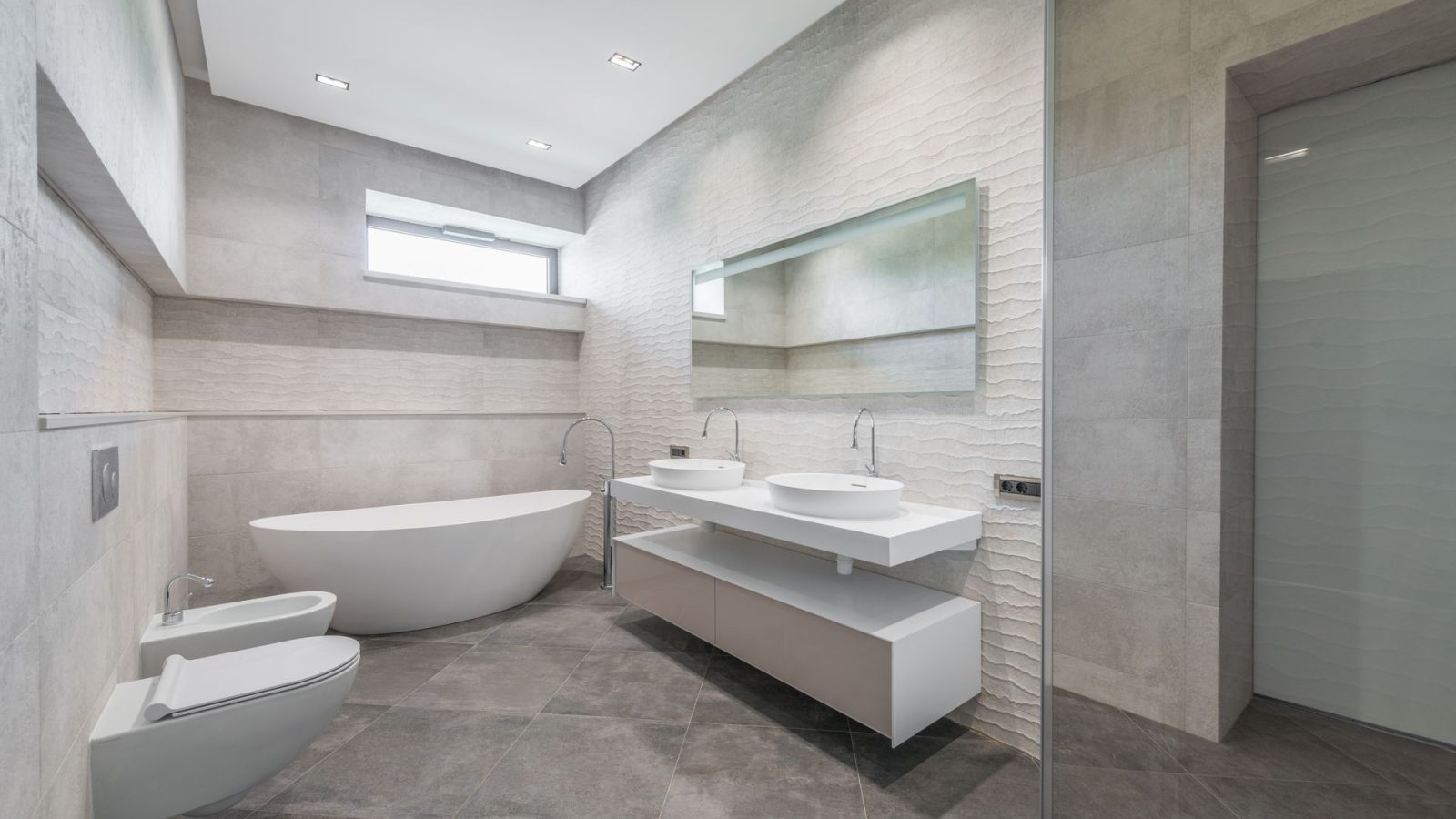 Modernes helles Badezimmer mit freistehender Badewanne und Doppelwaschtisch